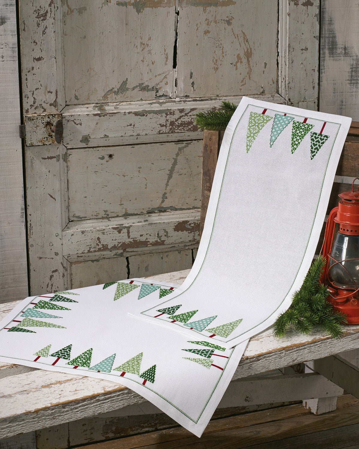 27-1602 Juletræer på række 56x56cm