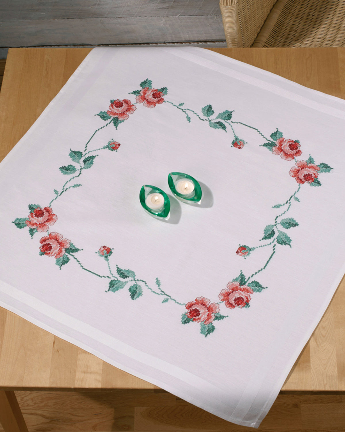27-6851 Rosor i korsstygn 80x80 cm