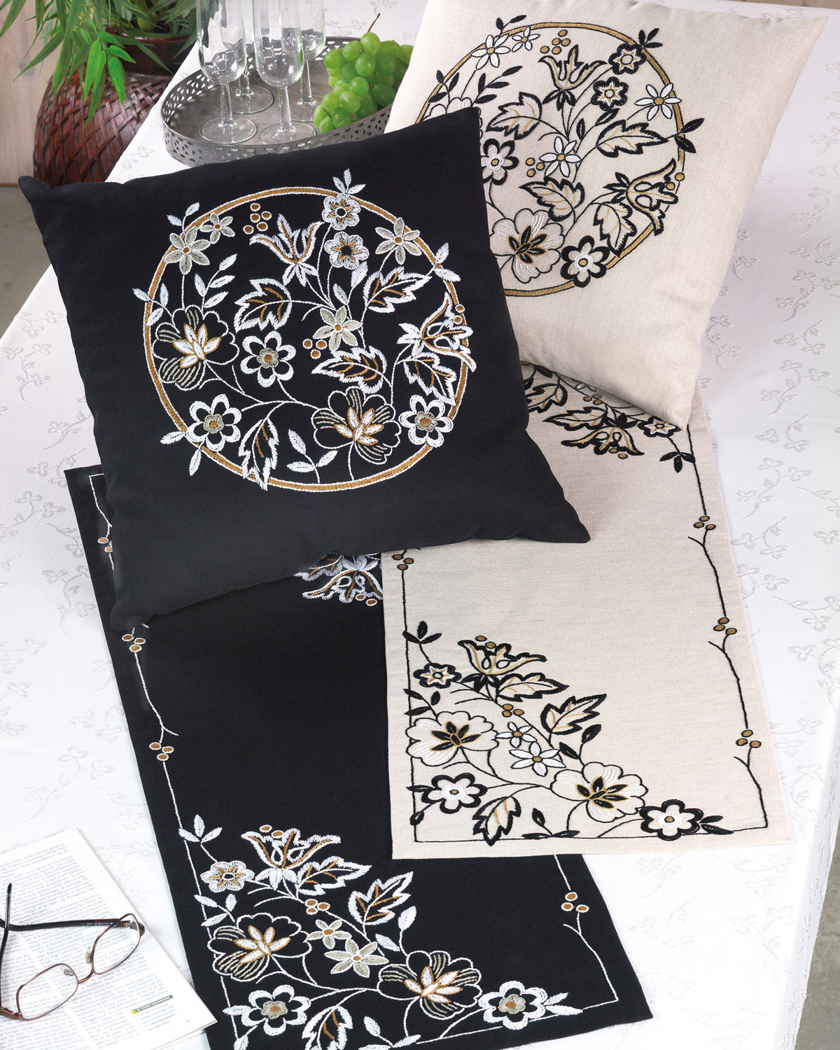 63-7605 Løpare Vitt på svart 31x85cm