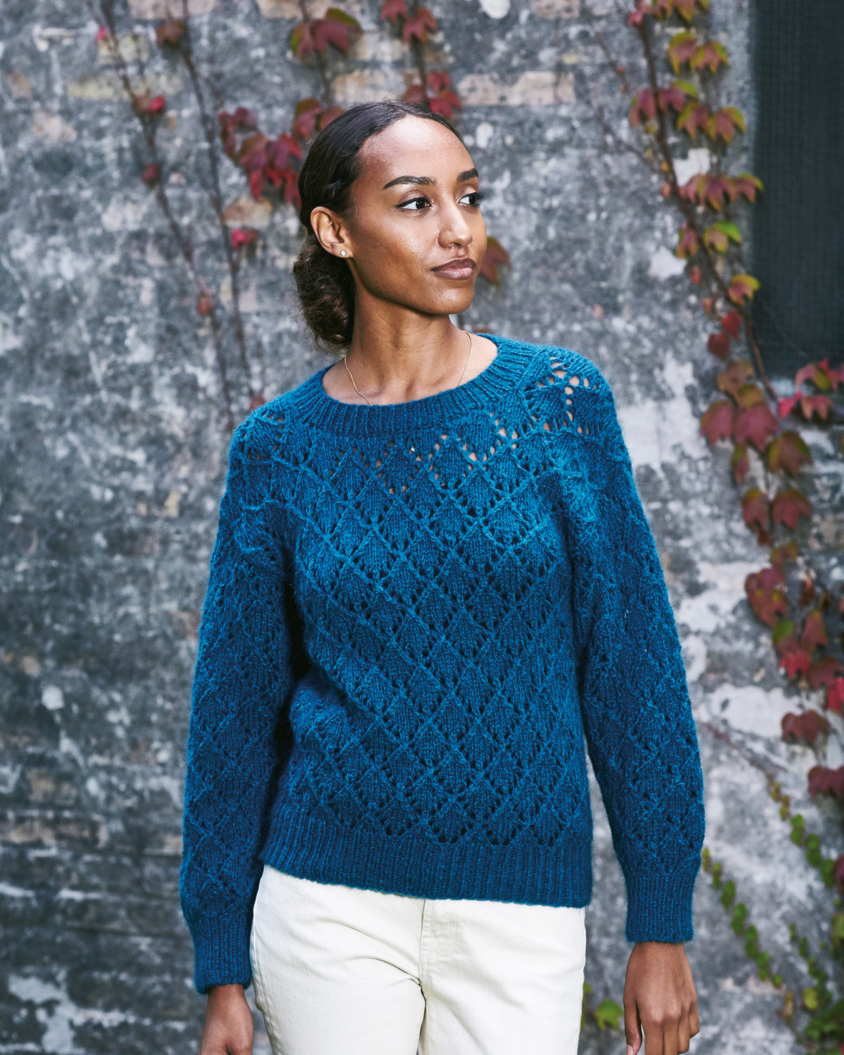 896257 Tröja med lös polokrage och hålmönster