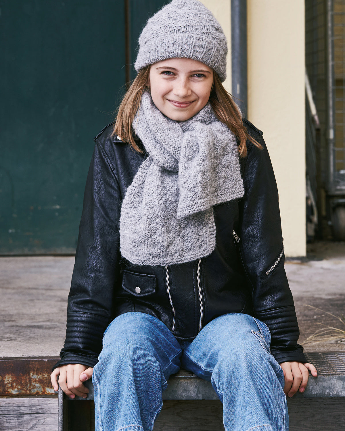 896262 Mönsterstickad mössa och halsduk