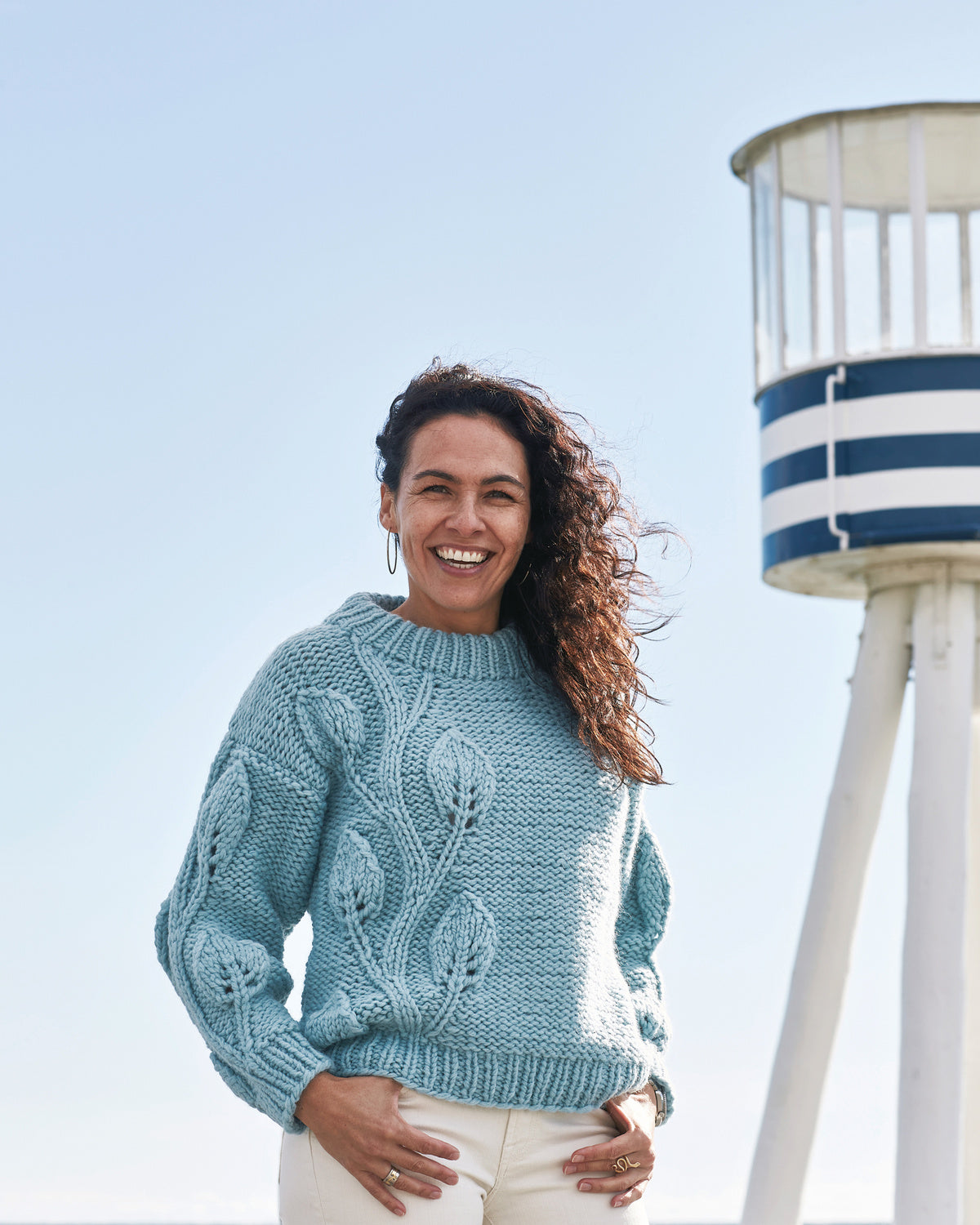 899404 Sweater med bladmönster