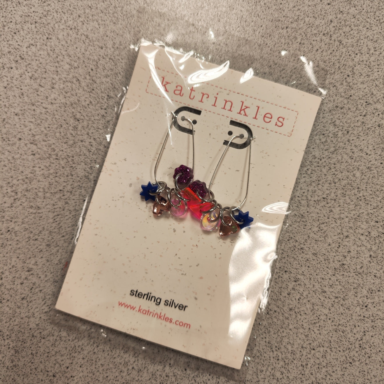 Örhängen med stickmarkörer i akryl