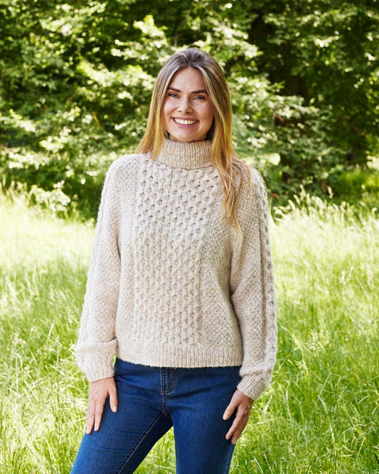 892508 Tröja med flätstickning