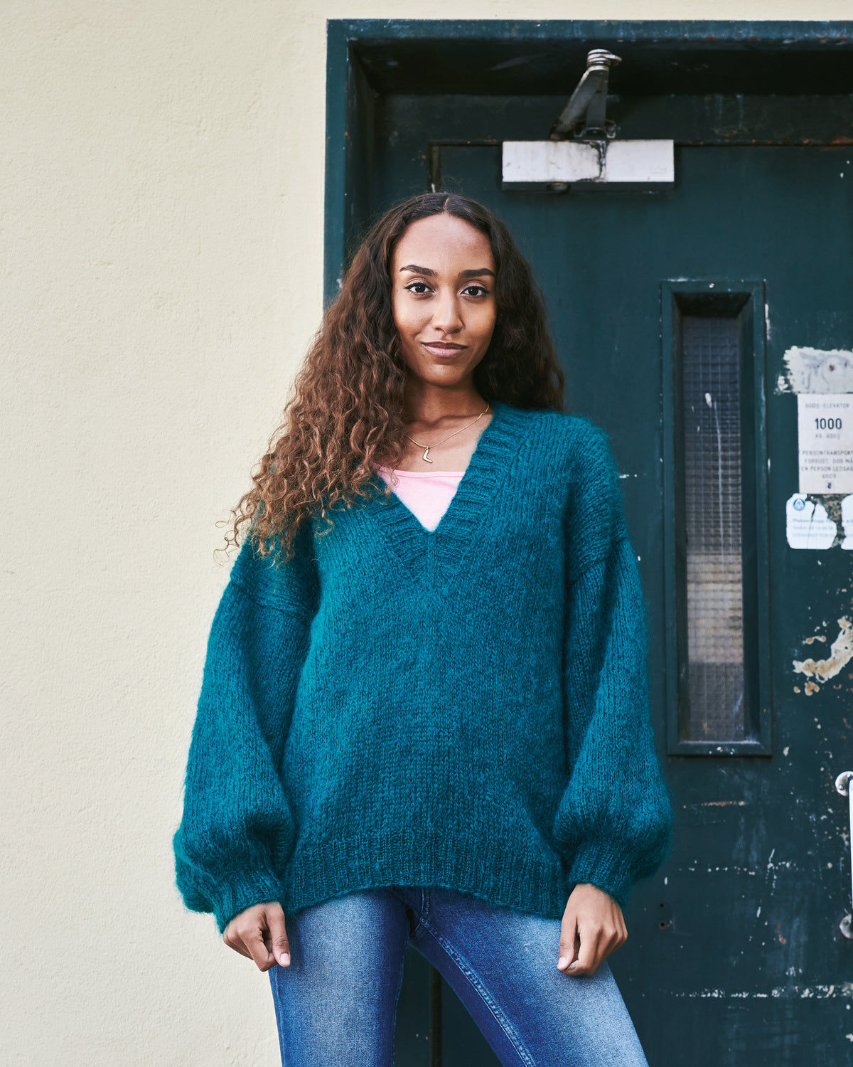 893237 Oversized sweater med djup V-ringning
