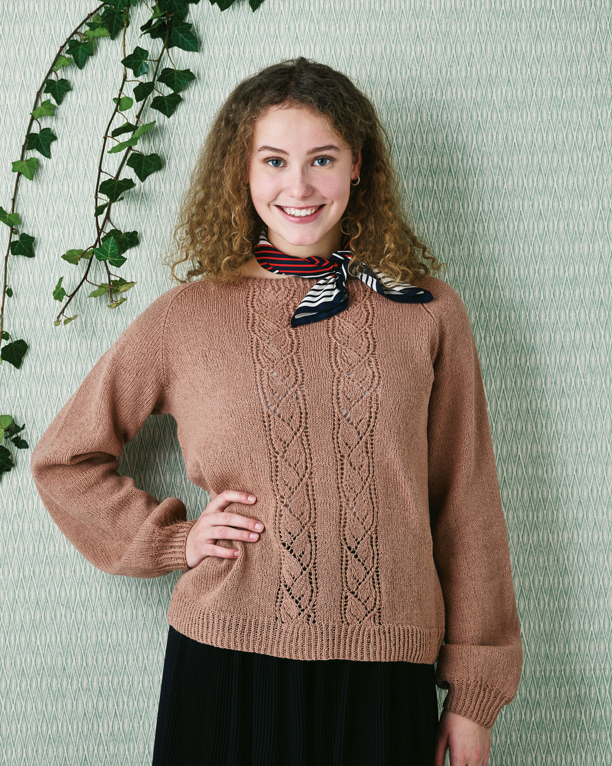 893627 Lätt lös sweater med blomranker