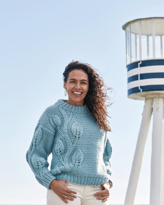 899404 Sweater med bladmönster